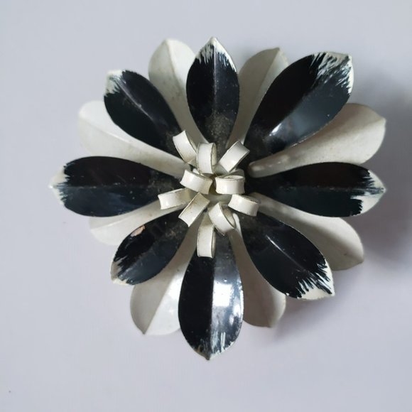 Abstract Metal Black/White Flower Pin - Picture 3 of 6